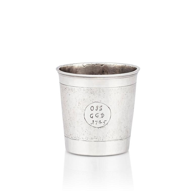 An early 18th century silver beaker, no makers marks.