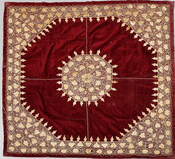 DUK, Ryssland. Broderad med guldtråd. Omkring 1800-talets slut.