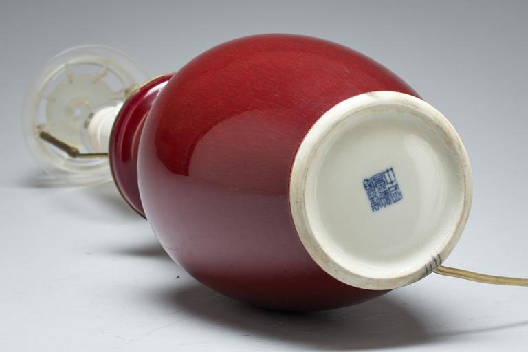 BORDSLAMPA/VAS, porslin. Kina 1900-talets andra hälft.