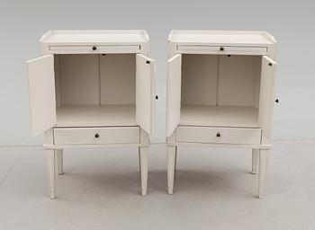 SÄNGBORD, 1 par, gustaviansk stil, 1900-talets andra hälft.