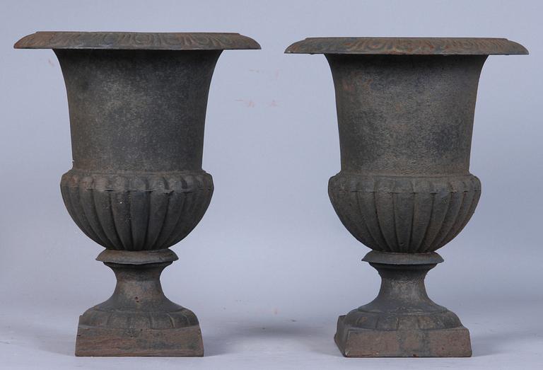 TRÄDGÅRDSURNOR, ett par, gjutjärn, 1900-tal.