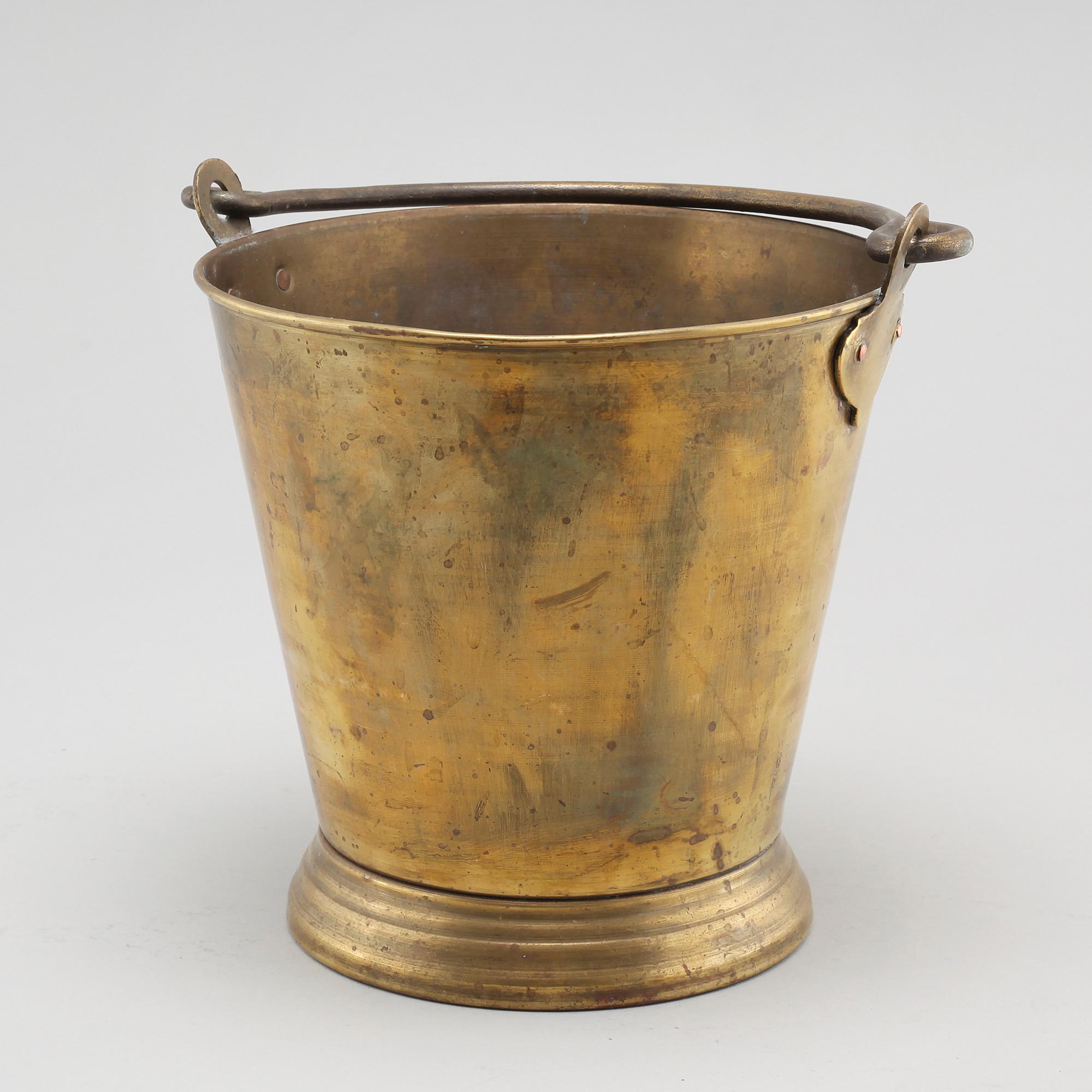 A brass bucket from around year 1900.