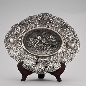 PRESENTER/UPPLÄGGNINGSFAT, silver, Tyskland, 1800/1900-tal. Totalvikt 956 gram.