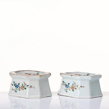 A pair of famille rose armorial salts, Qing dynasty, Qianlong (1736-95).