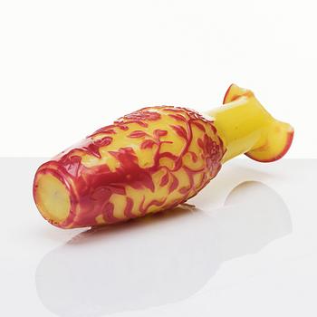 A Chinese Beijing glass vase, 19th century.