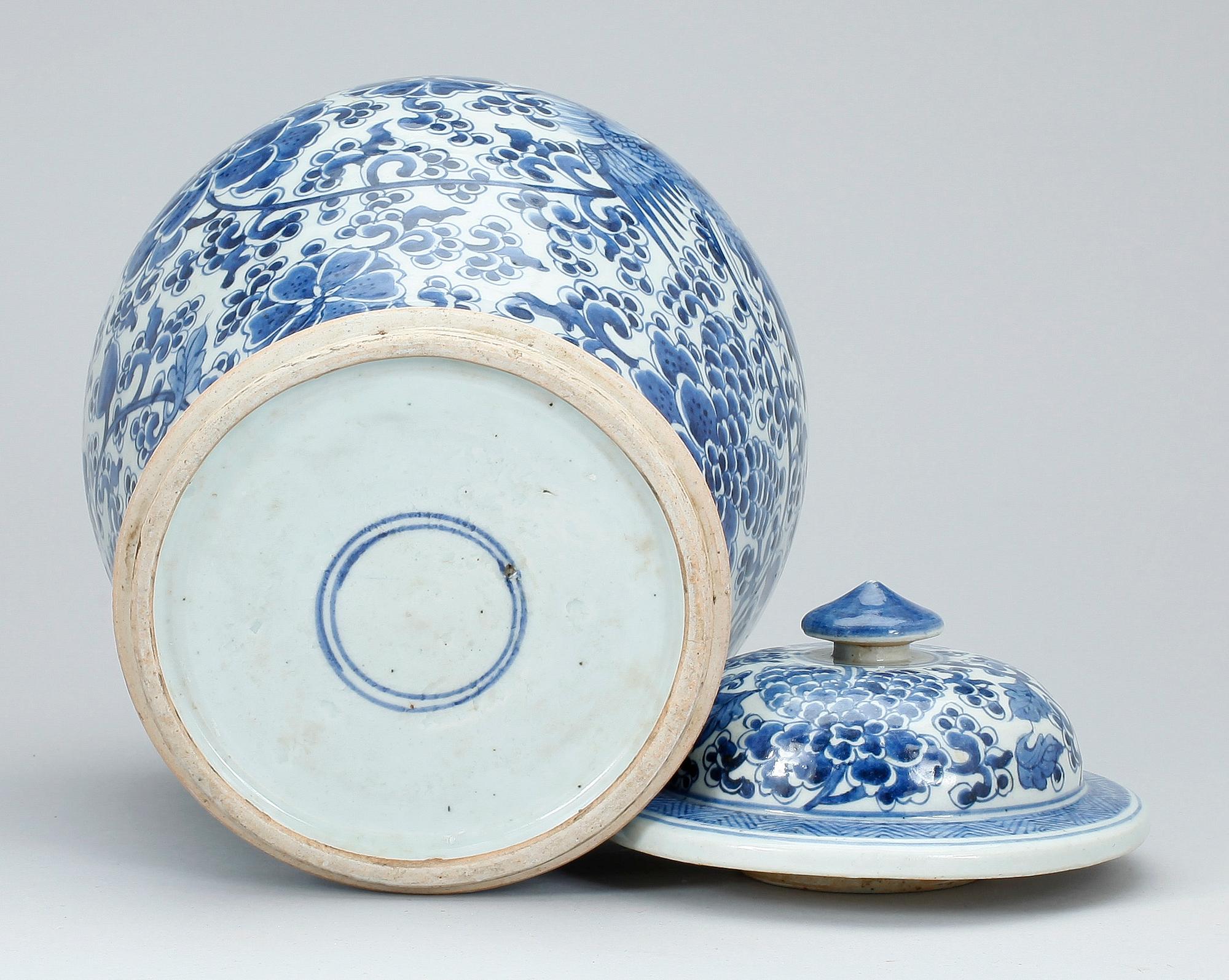 URNA med LOCK, porslin, Kina, Kangxi-stil, 1900-tal.