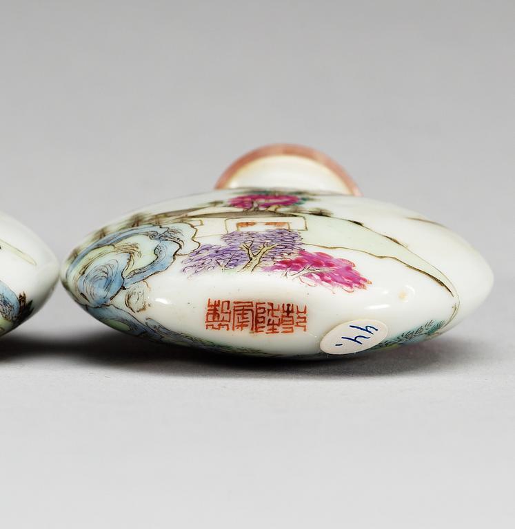 SNUSFLASKOR, två stycken, porslin. Troligen Republik med sigillmärke.