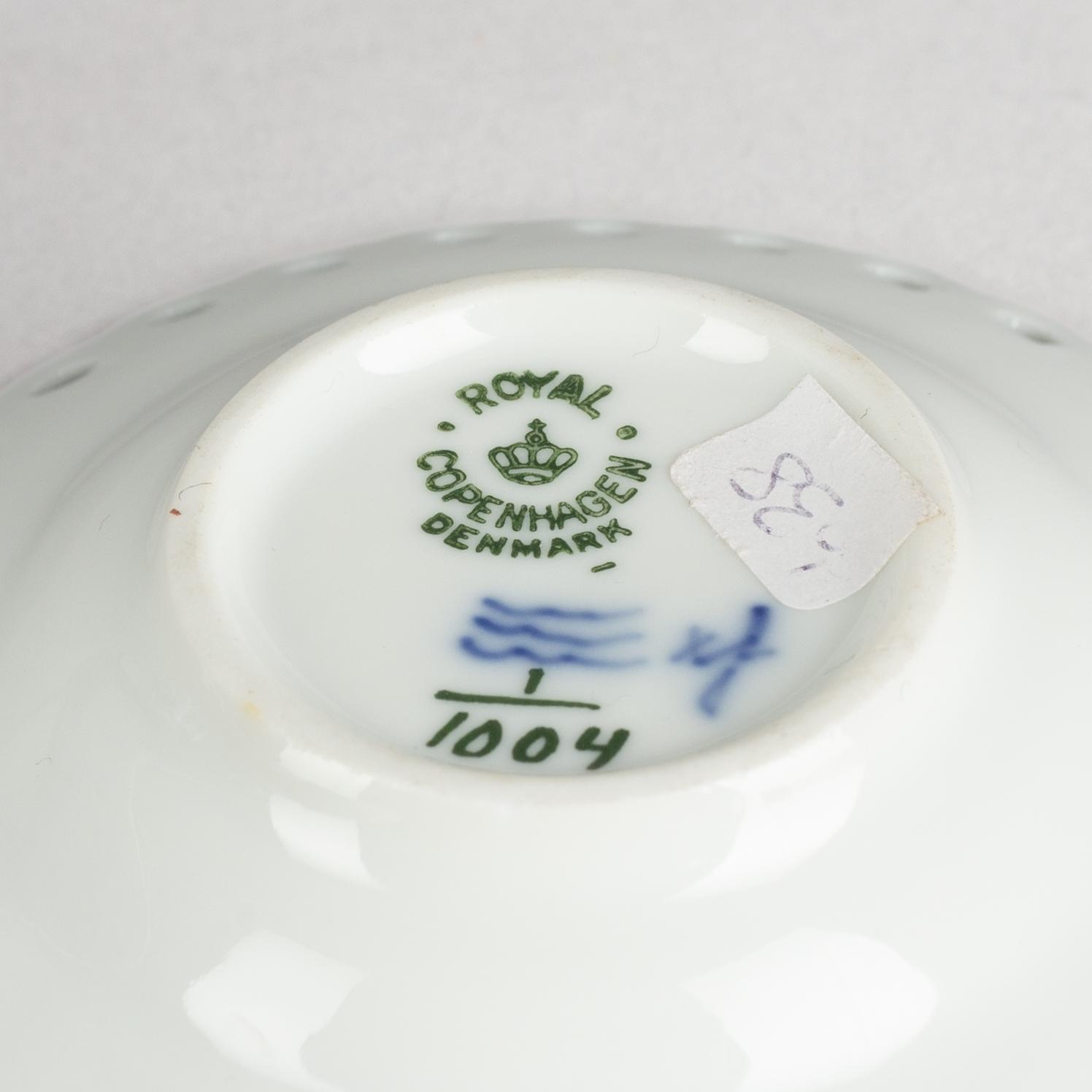 A 'Blue Fluted' porcelain egg stand and a pair of small dishes, Royal Copenhagen, model 543 and 1004, 20th century.