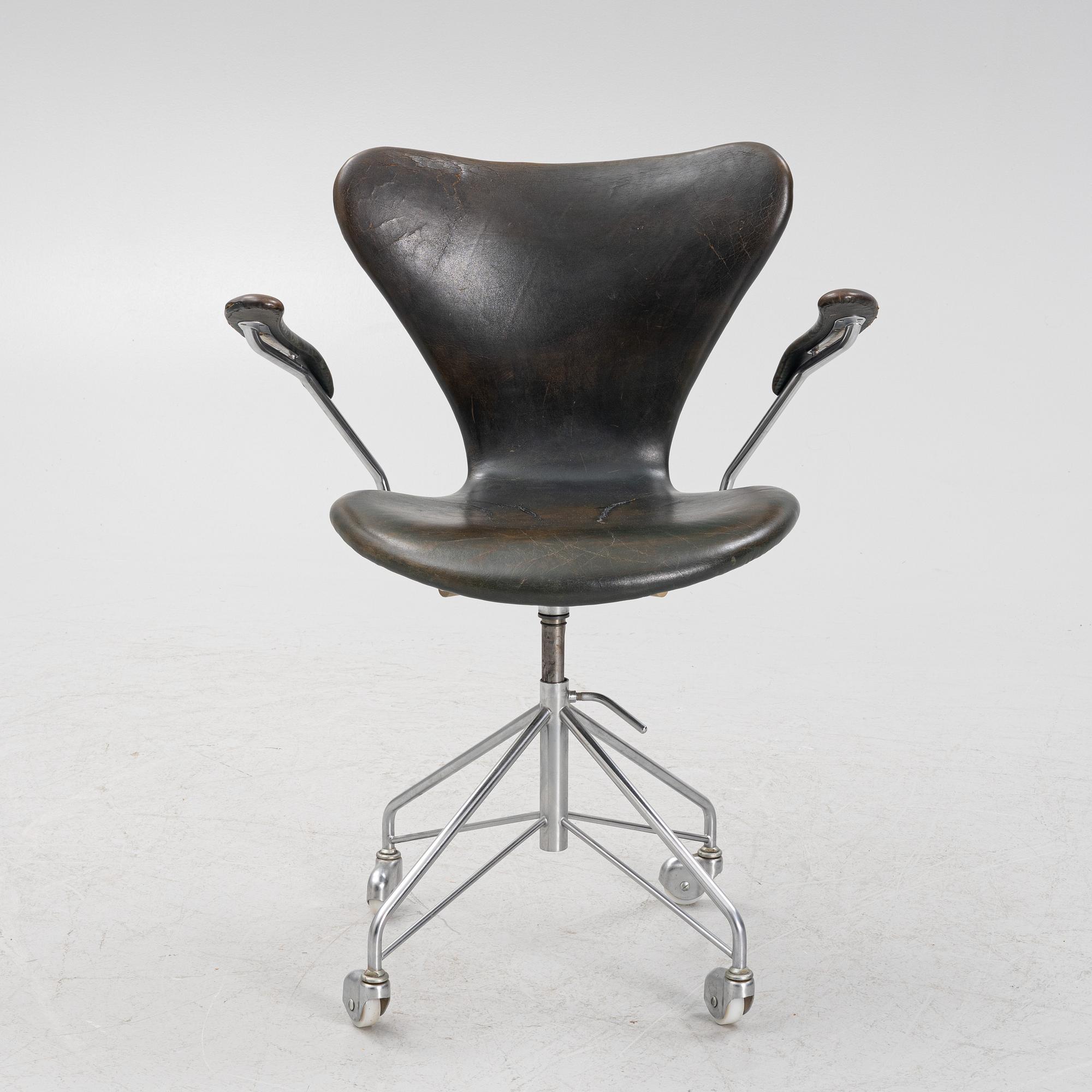Arne Jacobsen, a 'Sjuan' swivel chair, Fritz Hansen, Denmark 1970.