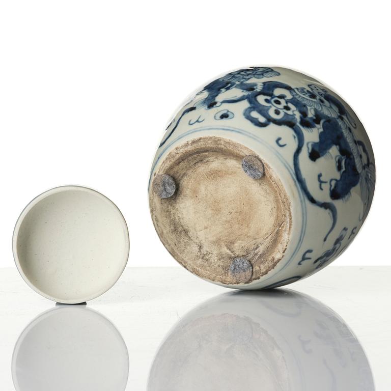 A blue and white porcelain pot, China, Qing dynasty, 19th century.