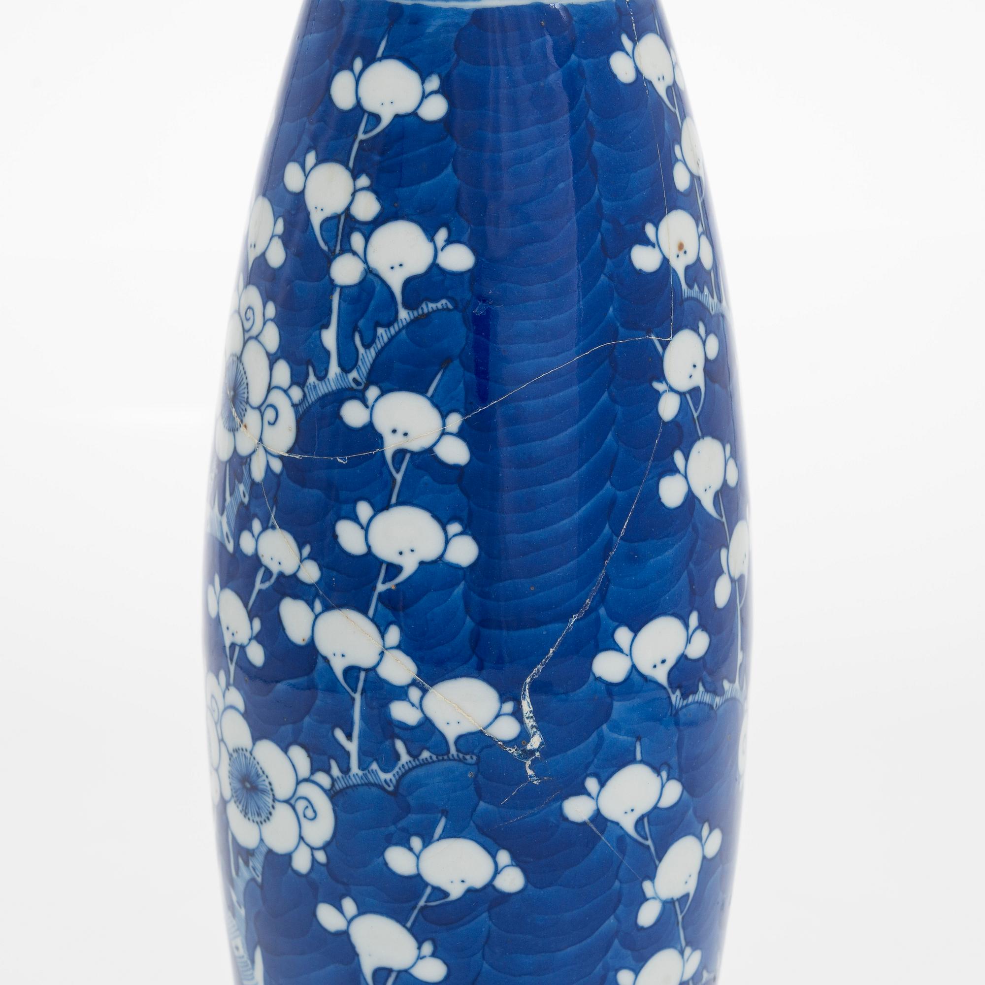 Two blue and white dishes and a vase, China, 18th/20th century.