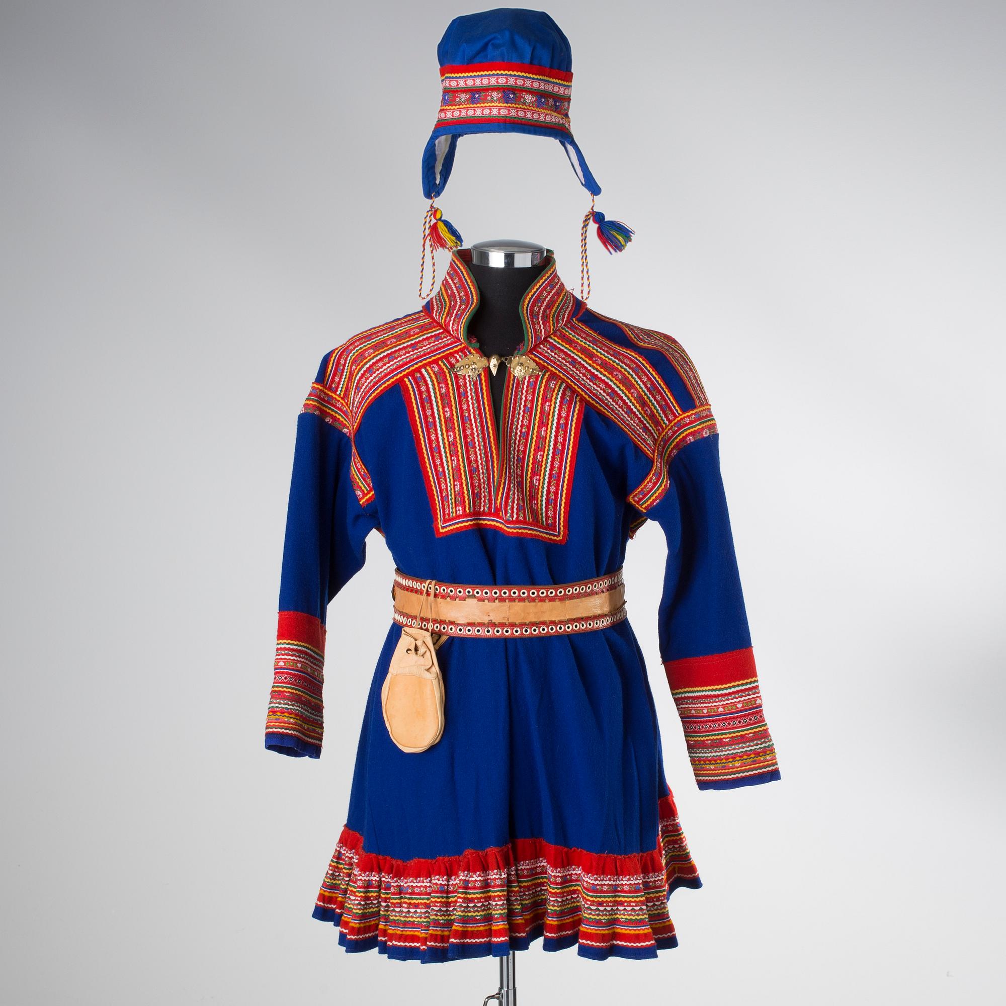 KOLT, med mössa, skärp och väska ("Bältesgehäng"), ylle och skinn. Mestadels 1900-talets första hälft.