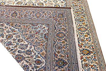 A Kashan carpet, a. 351 x 245 cm.