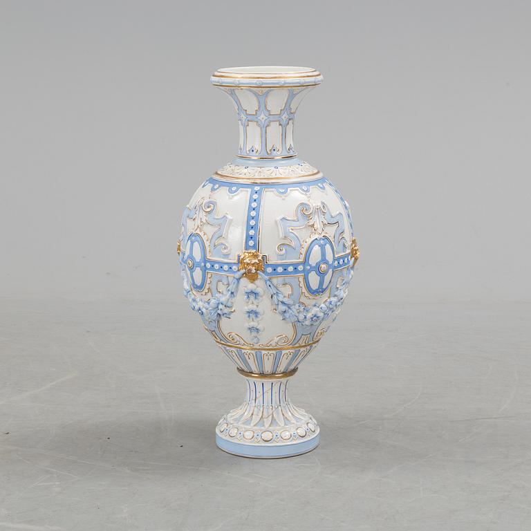 A DECORATIVE RÖRSTRAND PORCELAIN VASE, CA 1900.