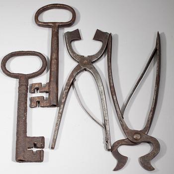NYCKLAR, 2 st, samt SOCKERTÄNGER, 2 st, 1700/1800-tal.