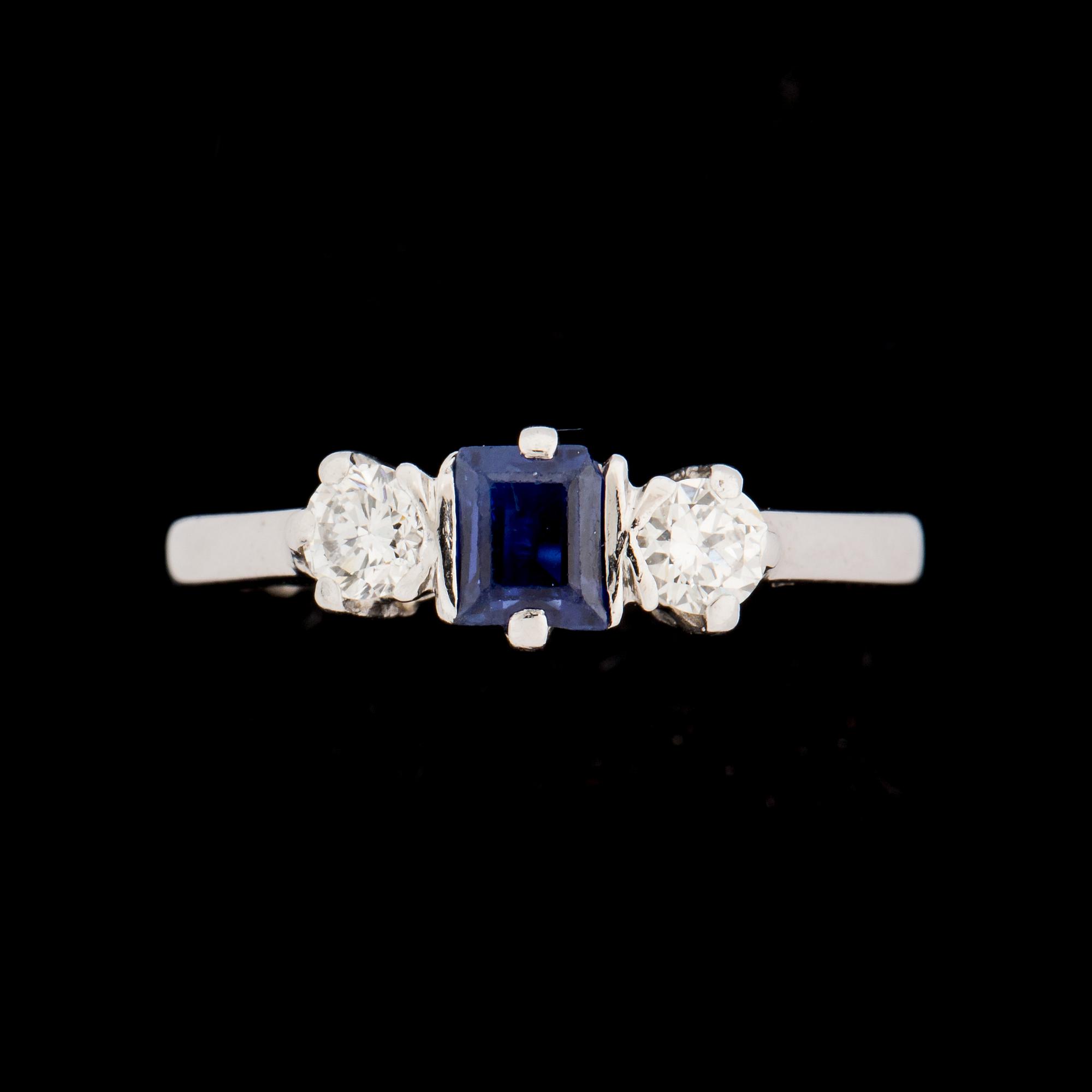 RING, 18 k vitguld med blå safir ca 0,30 ct samt briljantslipade diamanter ca 0,30 ct. Vikt ca 2 g.
