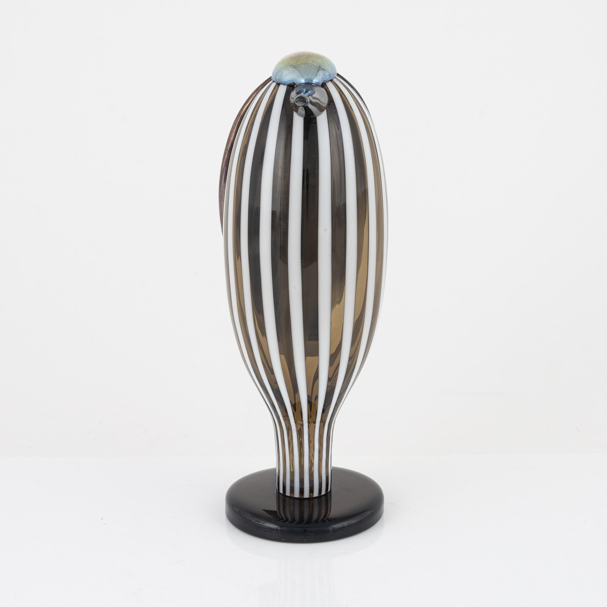 A glass bird by Oiva Toikka for Ittala, signed O. Toikka Ittala.