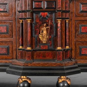 Cabinet in Baroque style, late 19th century.