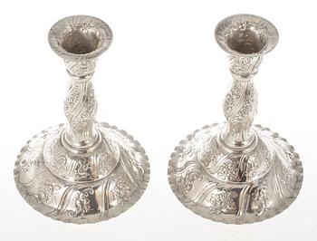 LJUSSTAKAR, ett par, silver, rokokostil, 1900-tal. Vikt ca 300 gram.