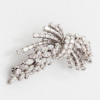 Rintaneula/ hiuskoru platinaa, navette-, briljantti- ja baguettihiottuja timantteja yht. noin 20.00 ct.