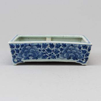 A blue and white flower pot, late Qing dynasty.