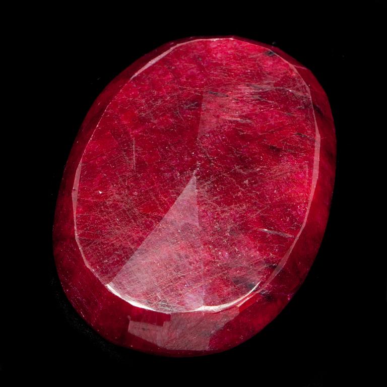 RUBIN, röd, oval fasetterad, ca 137ct, vikt ca 27,4g.
