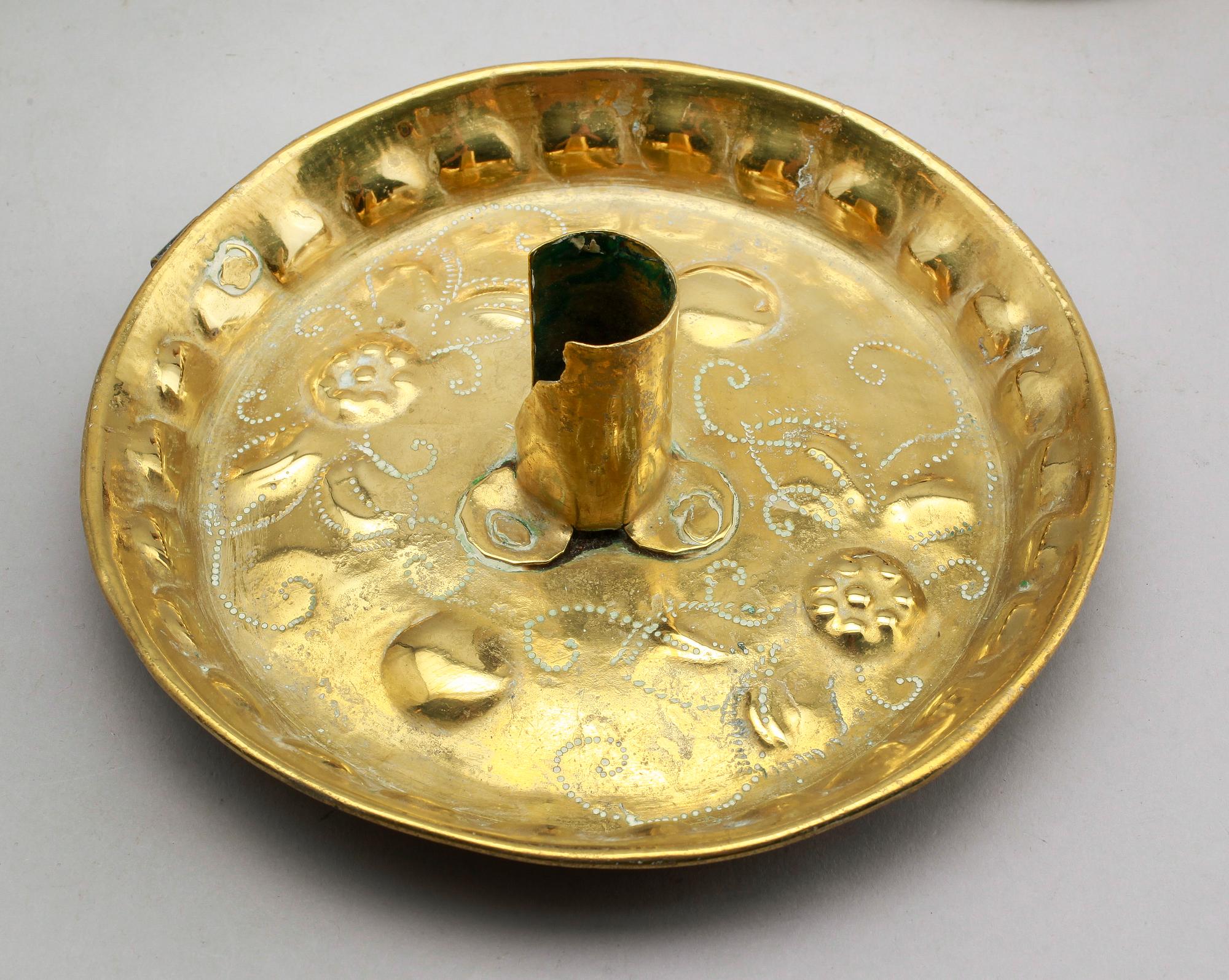 SAMLING LJUSPLÅTAR OCH LJUSSTAKAR, 5 st, mässing, 1700-tal.