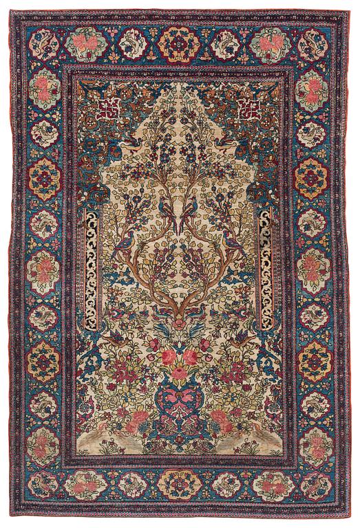 A RUG. An antique Esfahan. 210,5 x 143,5 cm.