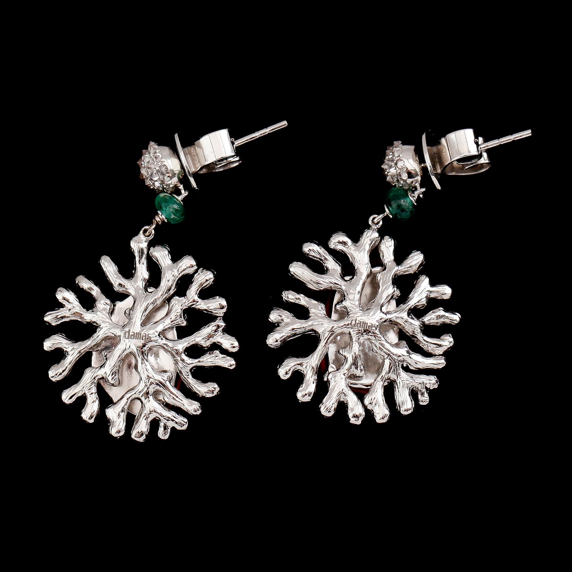 ÖRHÄNGEN, 1 par, 18 k vitguld, eldopal, smaragder och diamanter tot 0.66 ct.