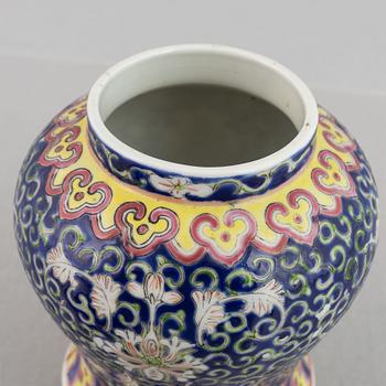 A famille rose vase, Qing dynasty, 19th century, also a jar with cover 20th century.