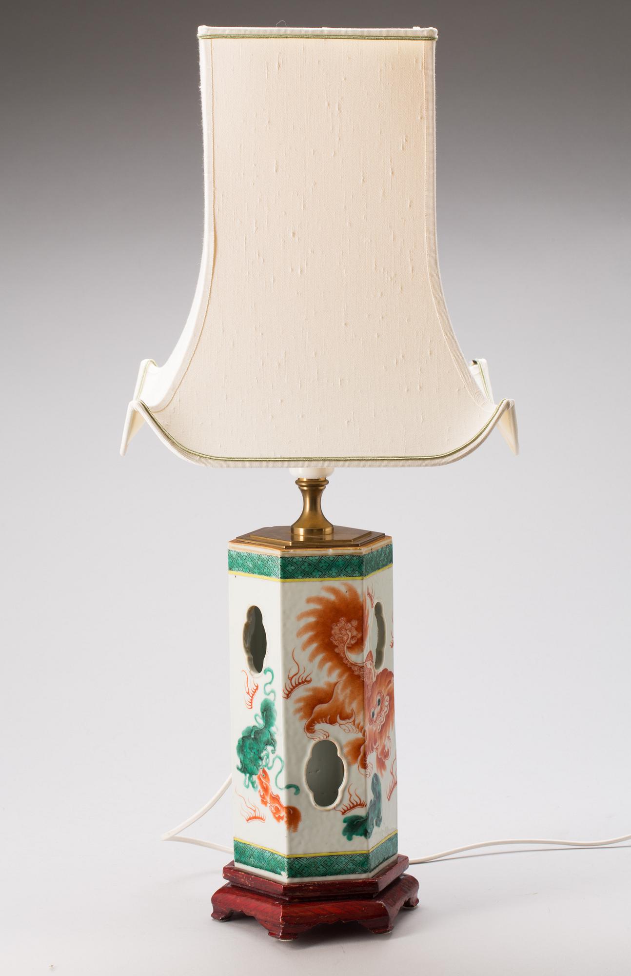 BORDSLAMPA, porslin Kina. 1800/1900-tal.