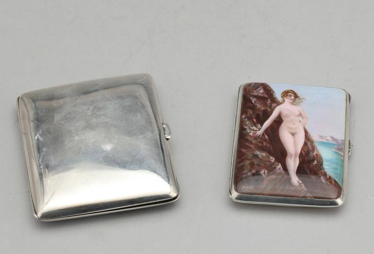 CIGARETTETUIN, 2 st, silver och emalj, bla C G Hallberg, 1900-talets början.