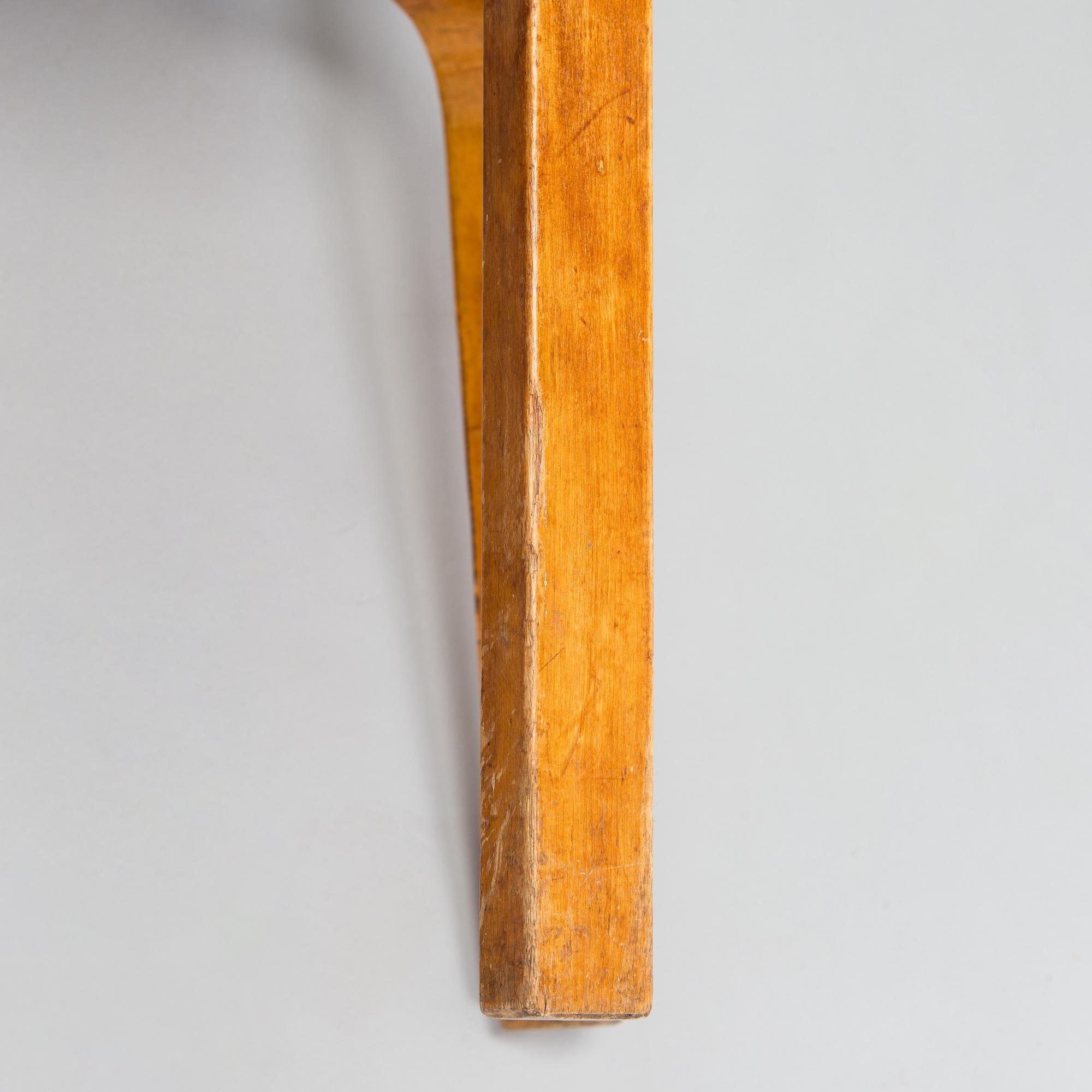 Alvar Aalto, jakkarapari, malli 60, O.Y. Huonekalu-ja Rakennustyötehdas A.B, Finmar, Suomi, 1934–39.