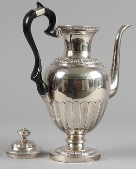 KAFFEKANNA, silver. Gustaf Möllenborg, senempire. Stockholm 1838. Tot 914gr.