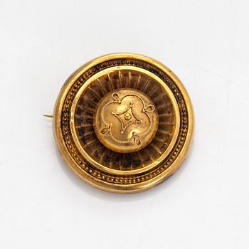 An 18K gold brooch, 19th century.