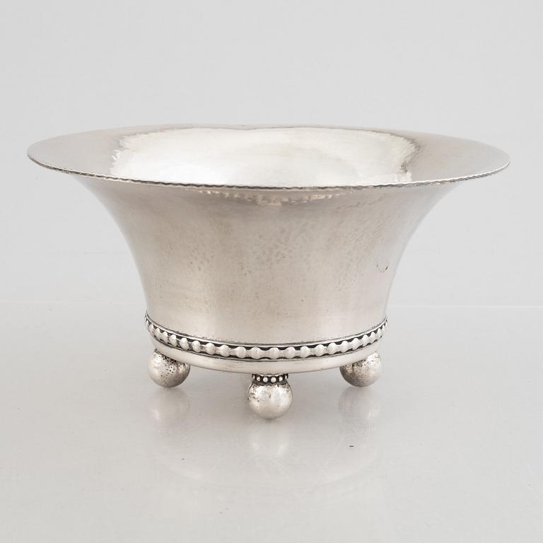 A silver bowl and dish, K Anderson Stockholm 1917.