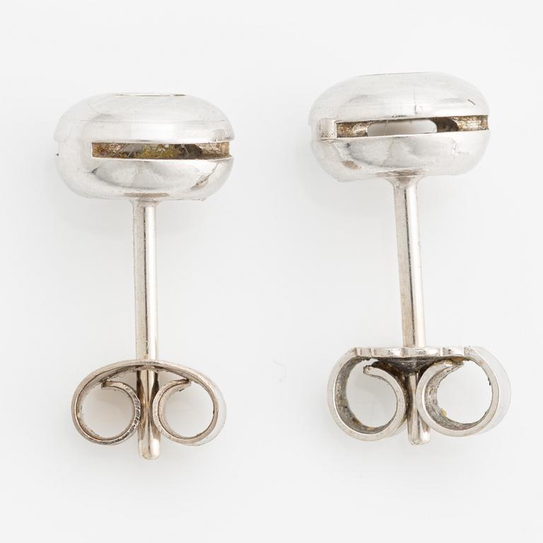 Örhängen, ett par, vitguld med briljantslipade diamanter.