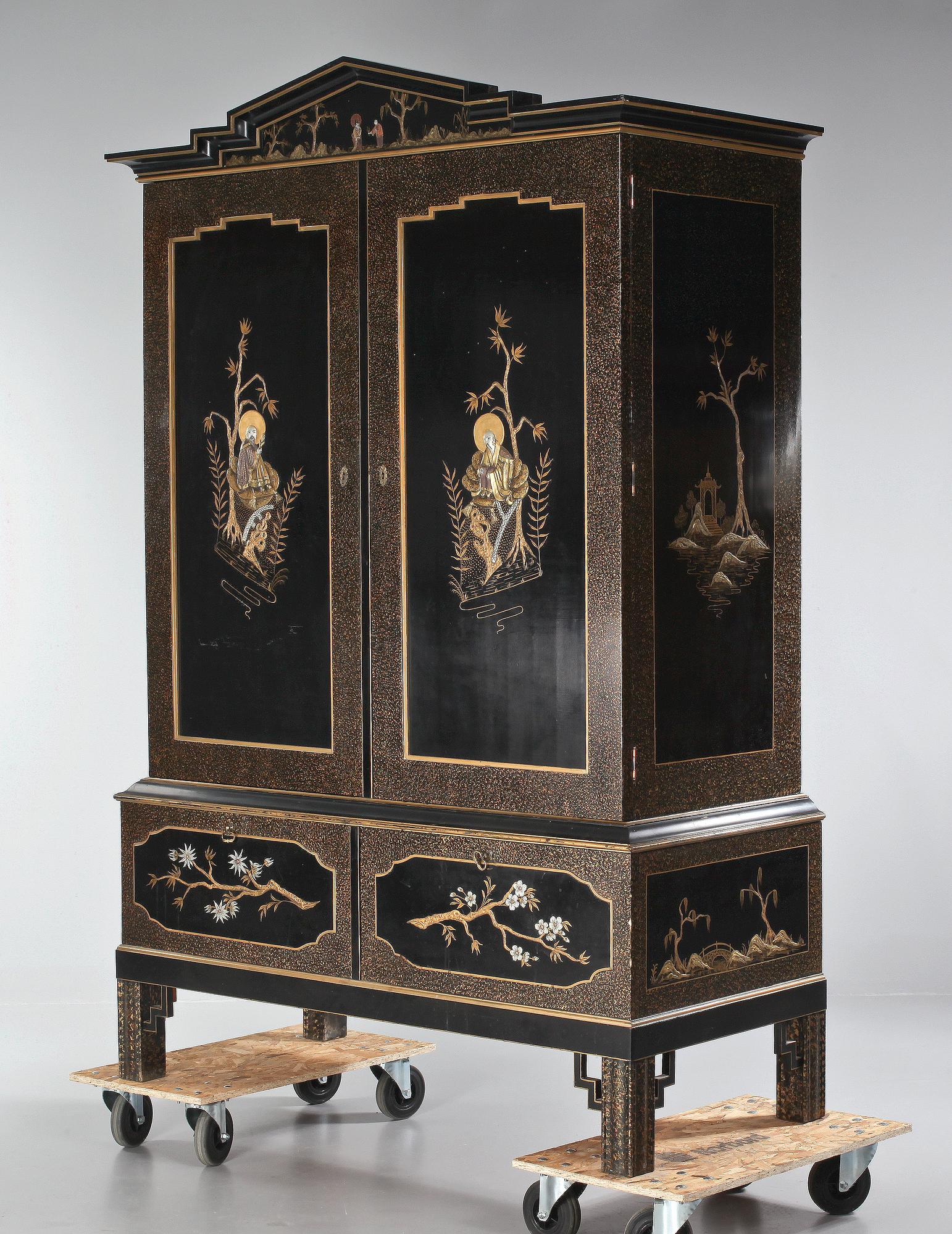 SKÅP, orientalisk stil, 1900-talets andra hälft.