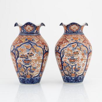 A pair of Japanese porcelain urns, Meiji period (1868-1912).