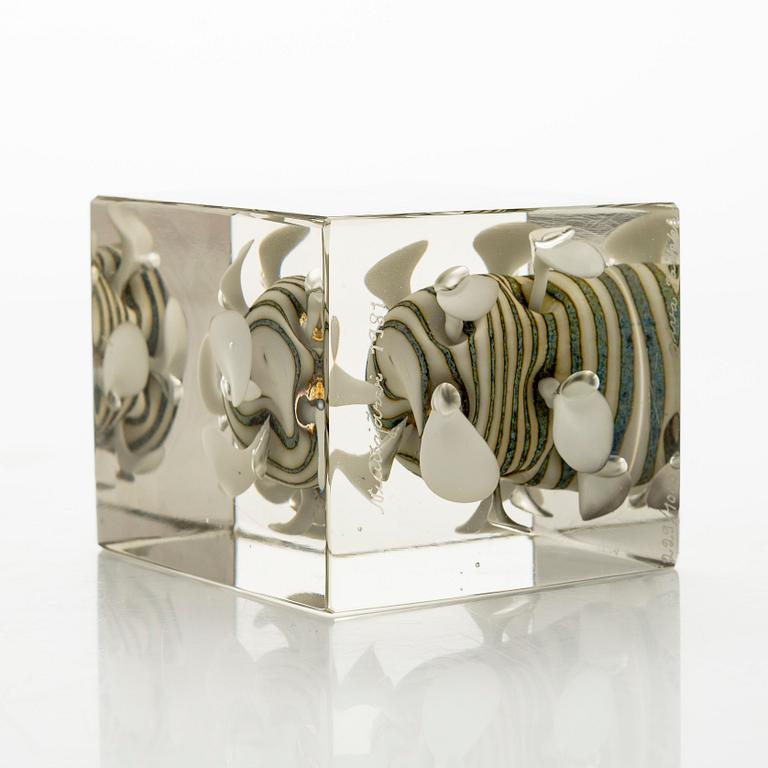 Oiva Toikka, årskub, signerad Oiva Toikka, Nuutajärvi 1981, numrerad 229/1000.