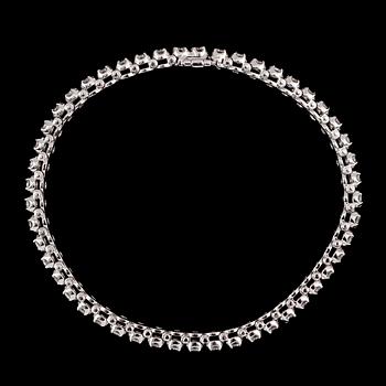 ARMBAND, 14 k vitguld, Rivière, 49 briljantslipade diamanter tot ca 2.80 ct.