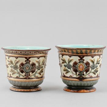 YTTERFODER, 2 st snarlika, majolika, Rörstrand, omkring 1900.