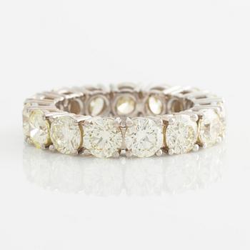 Ring helallians med gula briljantslipade diamanter.