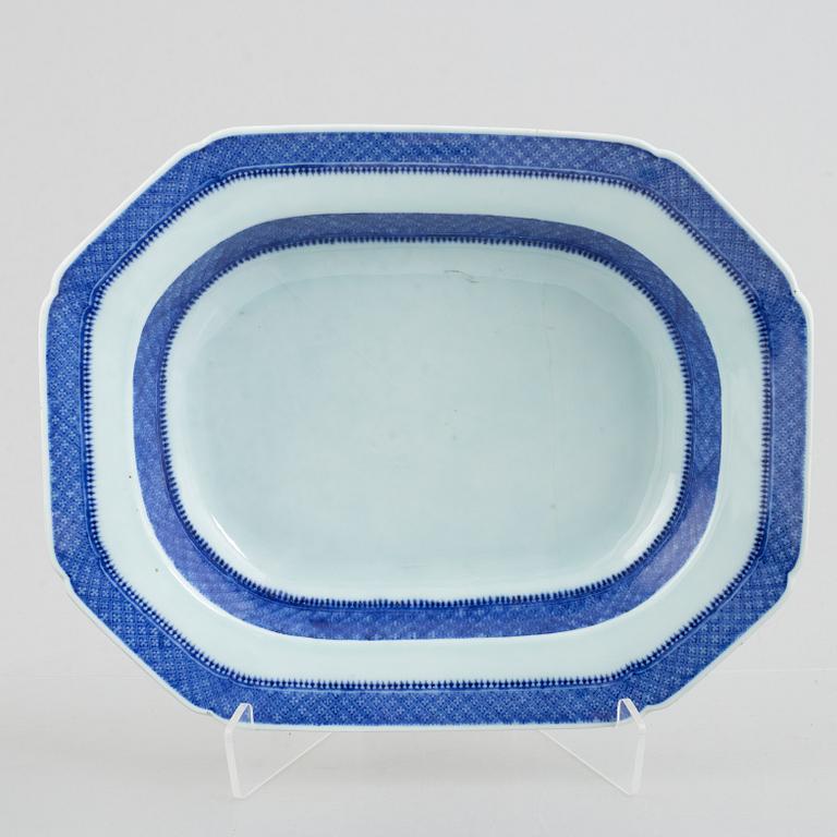 Terrin med lock och fat, kompaniporslin, Kina, Qingdynastin, Qianlong (1736-95).