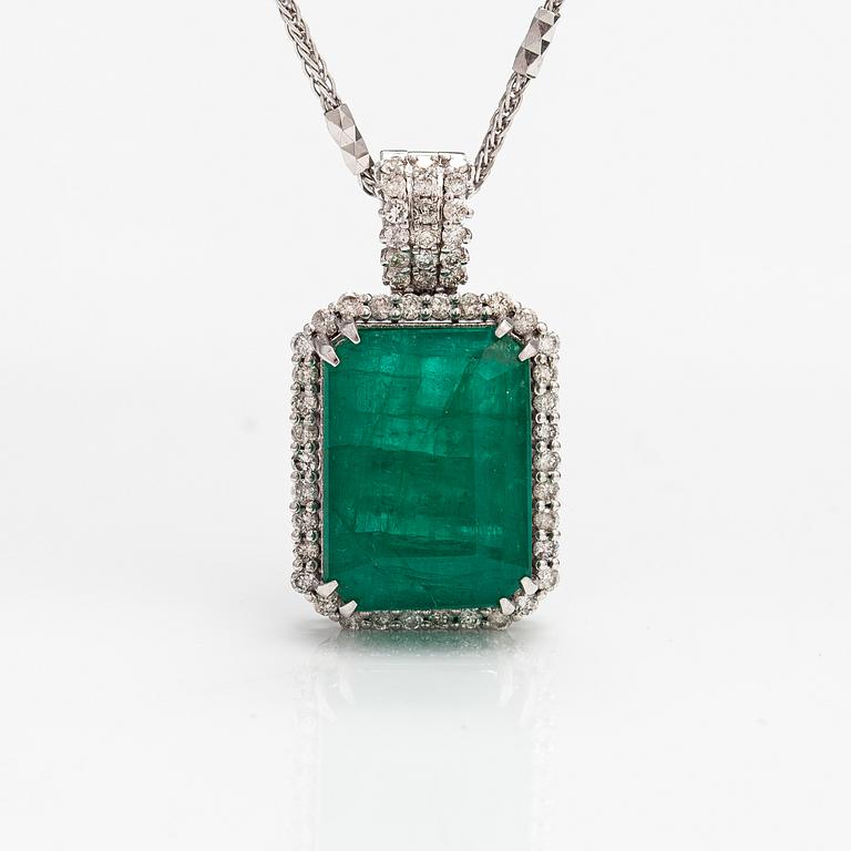 Halsband, 14K vitguld, smaragd ca 14.65 ct och diamanter ca 0.76 ct tot enligt IGI-certfikat.