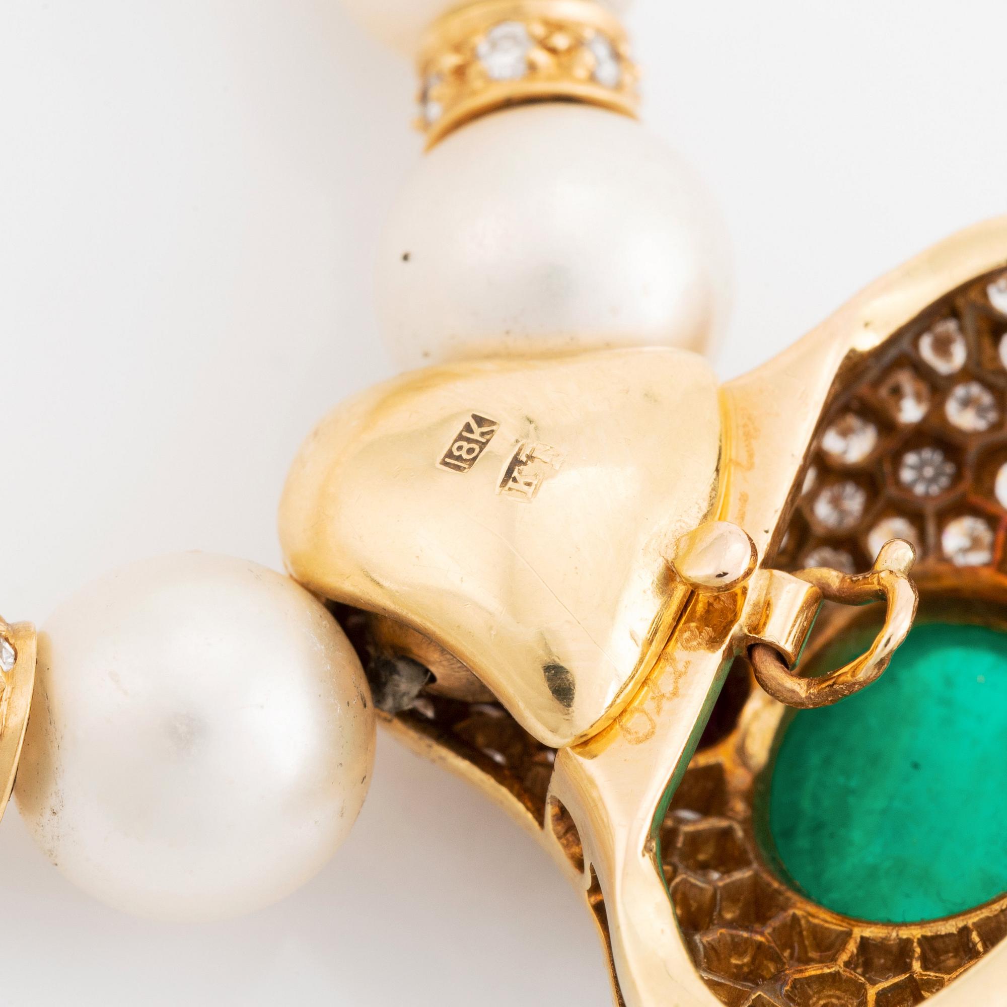 A cultured pearl necklace with a pendant and a pair of earrings.