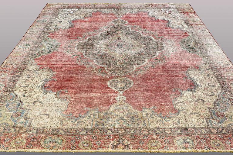 A CARPET, Oriantal, ca 364 x 272 cm.