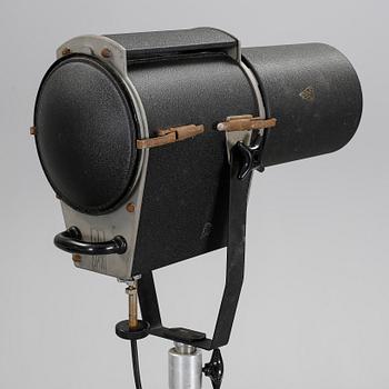 STUDIOSTRÅLKASTARE OCH STRÅLKASTARE PÅ FOT, 1940-50-tal.