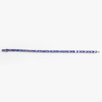 A 14K white gold bracelet with tanzanites. With Gemological center certificate.