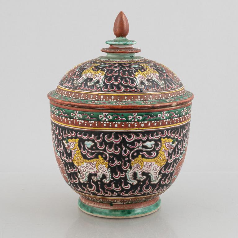 A Benjarong porcelain bowl with cover, Thailand, 19th century.